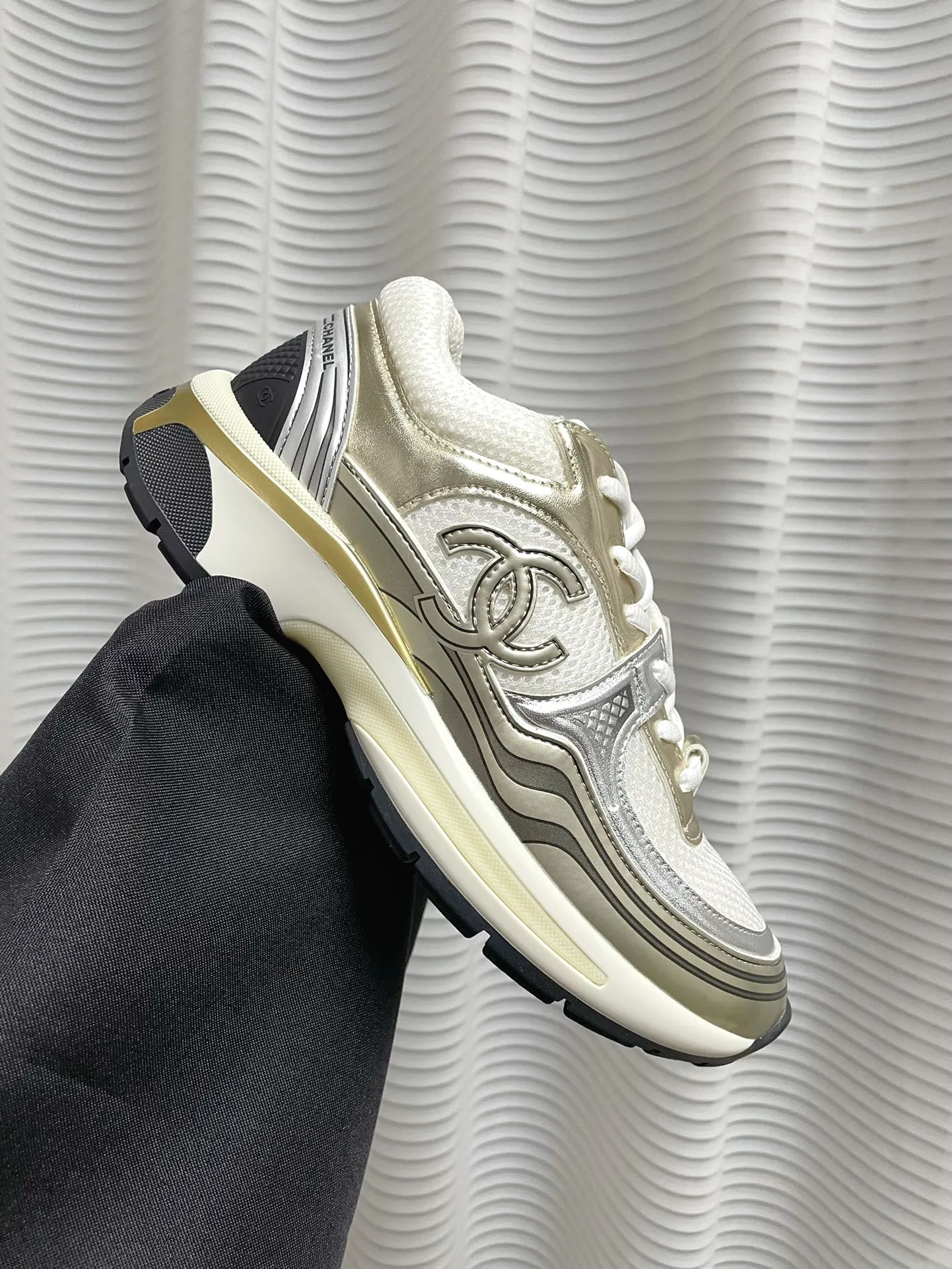 👟👟Ex-factory price 640👟👟 (Full set of packaging details, outsole perfectly combined, different from outside currency) Silver Horn King Xiaoxiang Chanel Chanel 2023 Early Spring Vacation Series The latest casual sports shoes are incomparably beautiful and easy to wear. Very light, the inside is also super soft, super comfortable, the upper is breathable design, the color is high-end and durable, versatile Upper: cowhide and cloth stitching Lining: breathable mesh, original foam combination outsole, size: 35-40